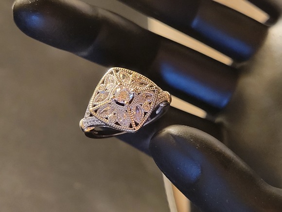 Solid 925 Sterling Silver Ring - Picture 3 of 4